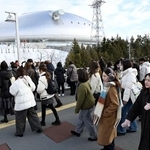 　アイドルグループ「嵐」の公演が行われる札幌市の大和ハウスプレミストドームに向かう人たち＝１３日午後