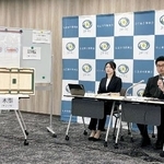 　記者会見する公正取引委員会の担当者。左は無償保管させていたものと同型の印版と木型＝１３日午後、東京都港区