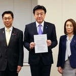 　木原官房長官（中央）にペルシャ湾内の日本関係船舶の安全確保を要請した、立憲民主党の徳永政調会長（右）ら＝１３日午後、国会