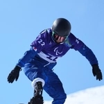 　男子バンクドスラローム大腿障害２回目の滑走をする小栗大地＝１３日、コルティナダンペッツォ（ＡＰ＝共同）