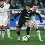 　ドイツ１部リーグ、ボルシアＭＧ戦で競り合うザンクトパウリの藤田譲瑠チマ＝１３日、メンヘングラッドバッハ（ＤＰＡ提供・ＡＰ＝共同）