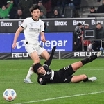 　競り合うボルシアＭＧの町野（左）とザンクトパウリの安藤＝メンヘングラッドバッハ（共同）