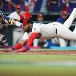 　韓国戦の二回、カミネロの先制打でホームへ飛び込むドミニカ共和国のゲレロ＝１３日、マイアミ（ＡＰ＝共同）