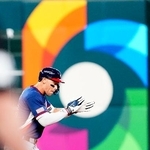 　カナダ戦の１回、二塁打を放ち塁上で手をたたく米国のジャッジ＝ヒューストン（共同）