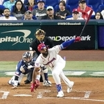 　韓国戦の２回、先制の二塁打を放つドミニカ共和国のカミネロ＝マイアミ（共同）