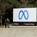 　カリフォルニア州の本社前に掲げられた看板＝２０２１年、メンローパーク（ロイター＝共同）