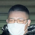 　警視庁上野署に入る狩野仁琉容疑者＝１４日午前９時８分