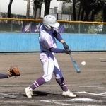 　啓明学園に指名打者（ＤＨ）で先発し、１回に二塁打を放つ堀越の荒関主将＝東京都八王子市内