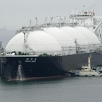 　桟橋に着岸するＬＮＧ運搬船＝２０２０年１月、三重県川越町