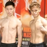 　前日計量を終えポーズをとるＷＢＡミニマム級王者の松本流星（左）と挑戦者の高田勇仁＝１４日、横浜市