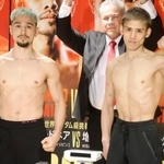 　前日計量を終えポーズをとるＷＢＯフライ級王者のアンソニー・オラスクアガ（左）と挑戦者の飯村樹輝弥＝１４日、横浜市