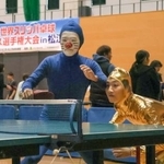 　松江市で開かれた「世界スリッパ卓球ダブルス選手権」＝１４日午前