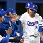 　５回、２ランを放ち、ベンチで迎えられる中日・石伊＝バンテリンドーム