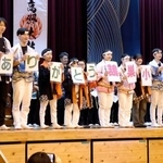 　石川県輪島市立鵠巣小の閉校記念イベントで、感謝を述べる卒業生と在校生ら＝１４日午後