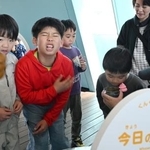 　リニューアルしたアクアマリンふくしま内の子ども体験施設で、うんちの臭いを嗅ぐ体験をする小学生ら＝１４日午後、福島県いわき市