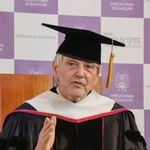 　広島女学院大で記者会見するスティーブン・リーパーさん＝１４日午後、広島市