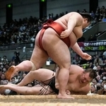 　安青錦（奥）が上手投げで熱海富士に敗れる＝エディオンアリーナ大阪