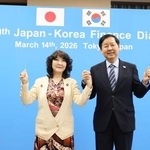 　「日韓財務対話」に臨む片山財務相（左）と韓国の具潤哲副首相兼財政経済相＝１４日午後、東京都内（財務省提供）