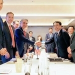 　会談の冒頭、米国のバーガム内務長官（左から３人目）と握手する赤沢経産相＝１４日、東京都内（経産省提供）