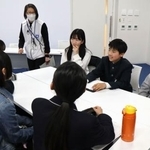 　スマホとの付き合い方について意見を交わす中学生ら＝１４日午後、福岡市