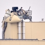 　１４日、イラク・バグダッドの米大使館で、攻撃の被害状況を調べる大使館員（ＡＰ＝共同）