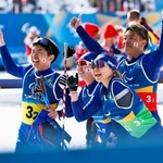 　混合１０キロリレーで８位となった、（左から）岩本啓吾、岩本美歌、阿部友里香、源貴晴の日本チーム＝テーゼロ（共同）