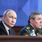 　ロシアの国防関連会合に出席するプーチン大統領（左）と軍のゲラシモフ参謀総長＝２０２５年１２月（タス＝共同）