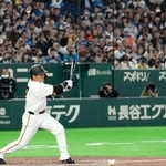 　引退試合に巨人の一員として臨み、８回、中前打を放つ長野＝東京ドーム