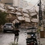 　イスラエルの攻撃で崩壊した建物のがれき＝１４日、レバノンの首都ベイルート近郊（ＡＰ＝共同）