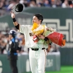 　セレモニーでスタンドの声援に応える長野久義さん＝東京ドーム