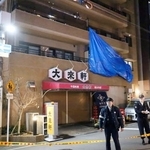 　高齢女性の遺体が見つかった大阪市北区の集合住宅＝１４日午後１０時２９分