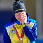 　バイアスロン女子７・５キロ立位で獲得した金メダルを胸に、涙ぐむウクライナのオレクサンドラ・コノノワ＝７日、イタリア・テーゼロ（共同）