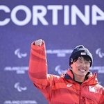 　スノーボード男子バンクドスラローム大腿障害で銀メダルを獲得し、表彰式で笑顔の小栗大地＝１３日、コルティナダンペッツォ