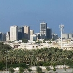 　アラブ首長国連邦（ＵＡＥ）東部フジャイラ。右側には港湾から続く貯蔵タンクが並んでいる＝２０１５年