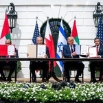 　２０２０年、米ホワイトハウスで署名式に臨むトランプ大統領（右から２人目）とイスラエルのネタニヤフ首相（同３人目）、アラブ首長国連邦（ＵＡＥ、右端）とバーレーンの外相（いずれも当時、ホワイトハウス提供、ゲッティ＝共同）