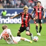 　ハイデンハイム戦でプレーする堂安律（中央）＝１４日（ゲッティ＝共同）