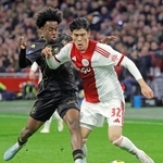 　スパルタ戦で競り合うアヤックスの冨安（右）＝アムステルダム（共同）