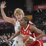 　トルコ戦でプレーする高田真希（奥）＝１４日（アナトリア通信提供・ゲッティ＝共同）