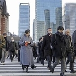 　通勤する人たち＝１月