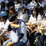 　ＷＢＣ準々決勝のＰＶ会場で、日本がベネズエラに敗れてぼうぜんとする人たち＝１５日午後、東京都墨田区