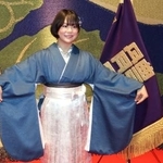 　日体大の卒業式に出席後、ポーズをとるレスリング女子の藤波朱理＝１５日、東京都世田谷区