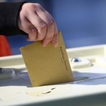 　１５日、フランス南部マルセイユの投票所で投票する女性（ロイター＝共同）