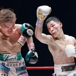 　１１回、高田勇仁（左）を攻める松本流星＝横浜ＢＵＮＴＡＩ