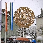 　イタリア・コルティナダンペッツォの聖火台。ミラノ・コルティナ冬季パラリンピックは日本時間１６日未明に閉幕する＝１５日（共同）