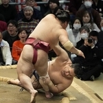 　豊昇龍（奥）がはたき込みで大栄翔に敗れる＝エディオンアリーナ大阪