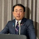 　エネルギー安全保障を議論するイベント終了後、取材に応じる赤沢経産相＝１５日午後、東京都新宿区