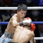 　６回、ノックアウト・ＣＰフレッシュマート（手前）を攻める岩田翔吉＝横浜ＢＵＮＴＡＩ