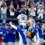 　９回、遊飛に倒れて最後の打者となった大谷（１６）。手前は日本に勝利し喜ぶベネズエラの選手たち＝マイアミ（共同）