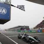 　Ｆ１中国ＧＰ、チェッカーフラッグを受けるメルセデスのキミ・アントネッリ＝１５日、上海（ロイター＝共同）