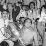　１９８４年７月、大相撲名古屋場所で全勝優勝し、賜杯を手に喜びの若嶋津＝愛知県体育館